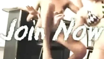 Beyaz kedi evli çük üzerinde ağlamaya gitti