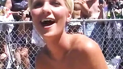 Kısa saçlı sarışın ıslak olsun