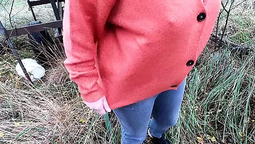 Ormanda meme ucunu çekiyor