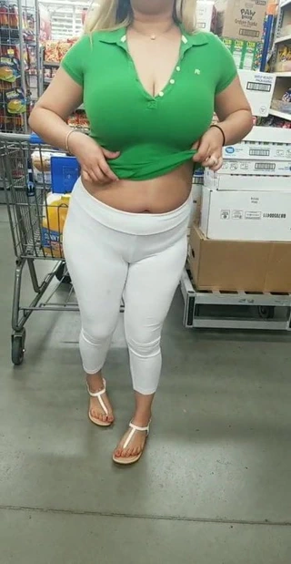 karısı yanıp sönen göğüsleri içinde walmat