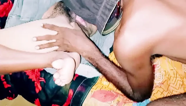 Дези Баху называет свою подругу в комнате, и секс-видео индийской бхабхи