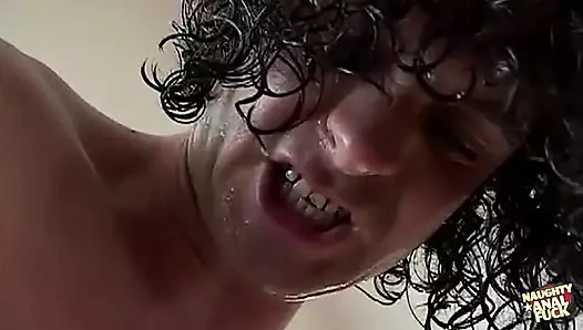 Sert anal parmaklama ve sikişi kızıl saçlı tatlı kızı dölünü tatmaya çaresiz yapıyor