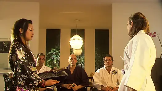 Asyalı güzellik samurayların yarağına biniyor