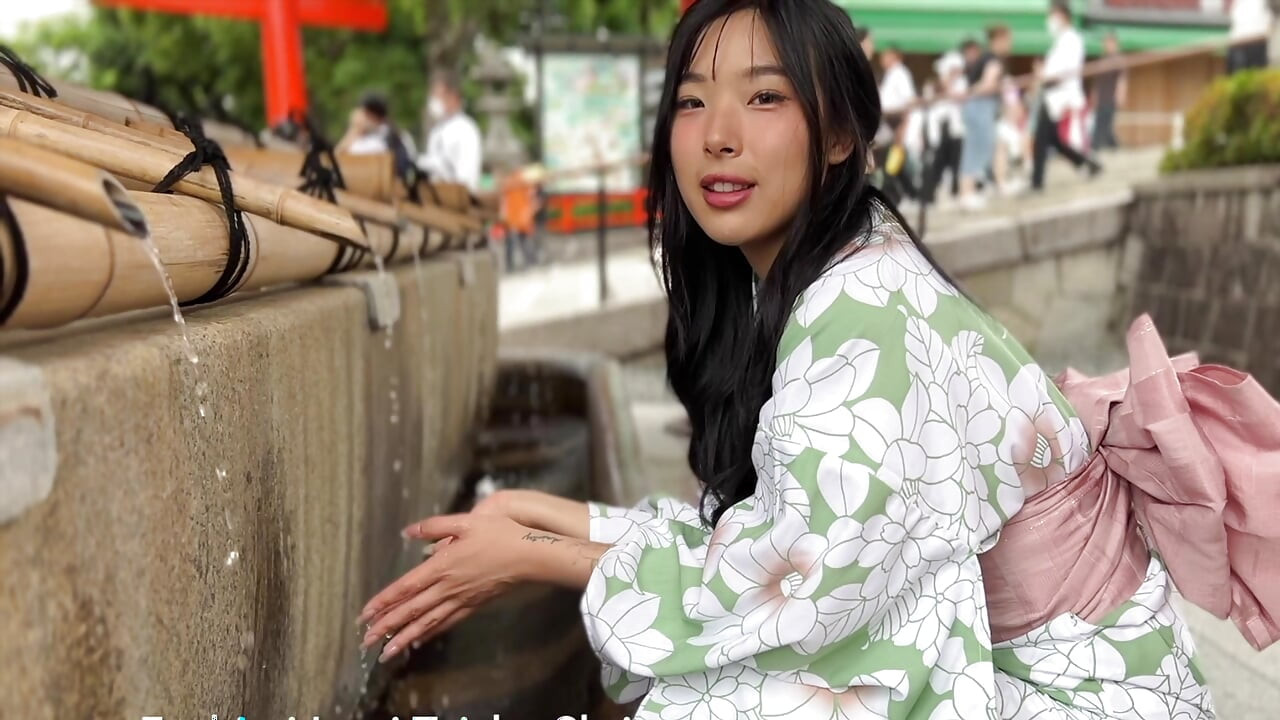 Kimono'daki Asyalı kız Japonya'da sikiliyor ve dölleniyor