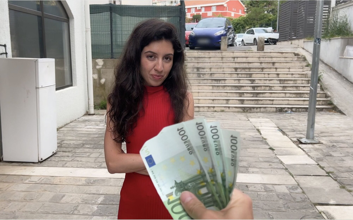 Bebek bir sokak oyunu oynuyor ve cazip bir teklif alıyor - gırtlağa kadar sokma, sert seks ve