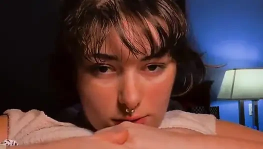 Meme ucunu emiyor ve oynuyor