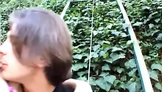 Edepsiz sarışın bir kız için anal yoğun sikiş