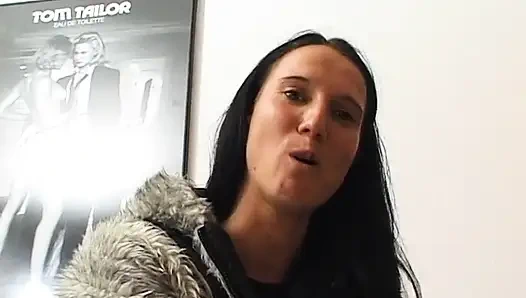 Sürtük mastürbasyon yapıyor, parmaklarını kullanıyor