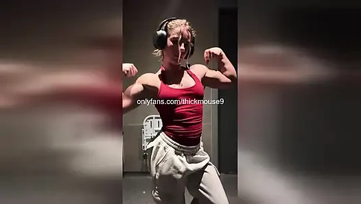 Tiktok kazası: kaslı 18 yaşındaki kız ıslak amcığını canlı olarak teşhir ediyor!