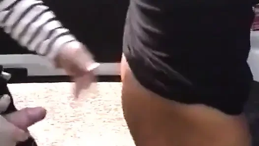 Arızalı bir sürücü sanayi bölgesinin ortasında taksiyle sikiliyor!