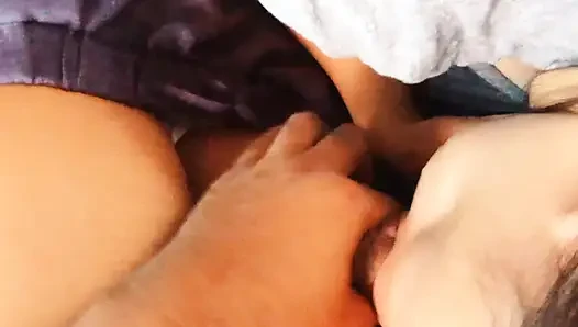 Güvenlik görevlisine ıslak sakso çekiyor ve dölünü yutuyor. çok lezzetli!