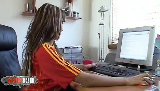 Karyna: Büyük memeli Arjantinli ateşli kız karyna seks oyuncaklarıyla oynuyor