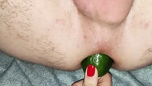 Götüme sebze sokuyor