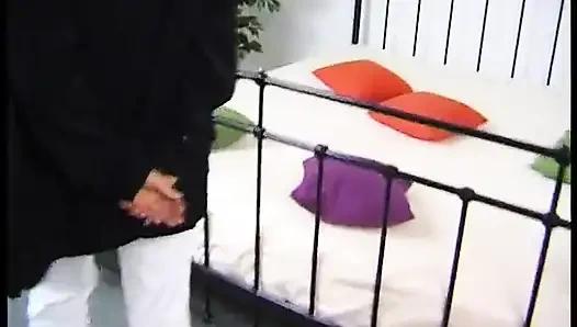 Küçük memeli esmer klasik sürtük zevkli bir sakso çekiyor