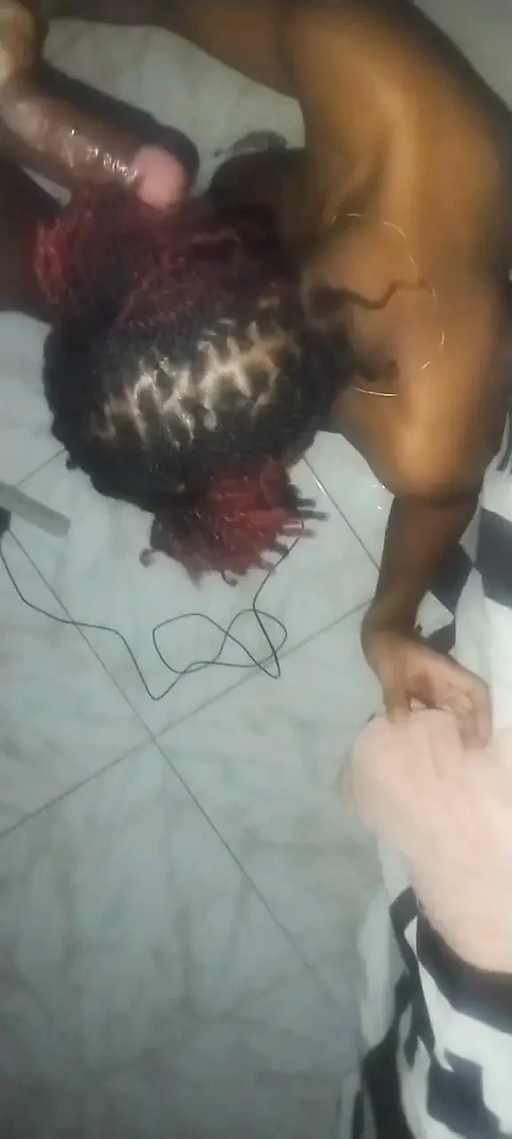 Minik genç kıza yarak yutmayı öğretiyor