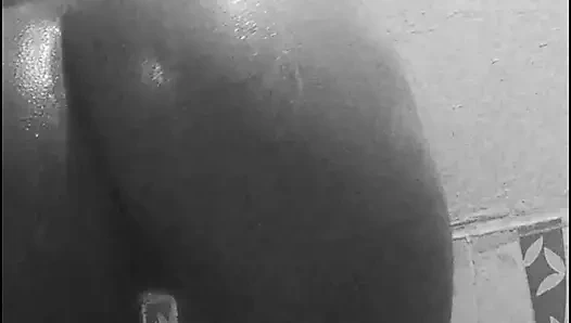 Hintli kız arkadaş banyo yapıyor