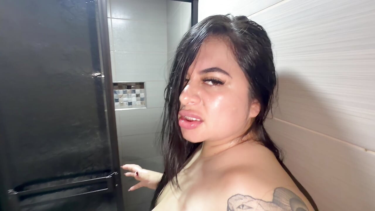 Orta yaşlı seksi kadın banyoda mastürbasyon yapıyor ve ona yardım etmek için büyük götünü sikiyor