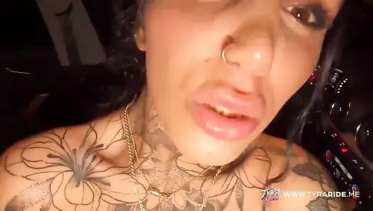 Dövmeli orta yaşlı seksi kadın otostopçu yabancıyı gırtlağına kadar alıyor ve ham anal seks yapıyor