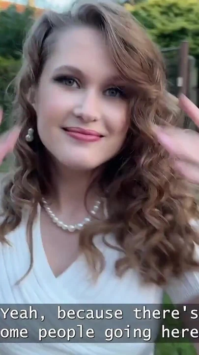 HUNT4K. Seksi hatun Una Fairy bir yabancı tarafından yakalandı ve erkek arkadaşının önünde göğüslerini gösteriyordu | Klip 2