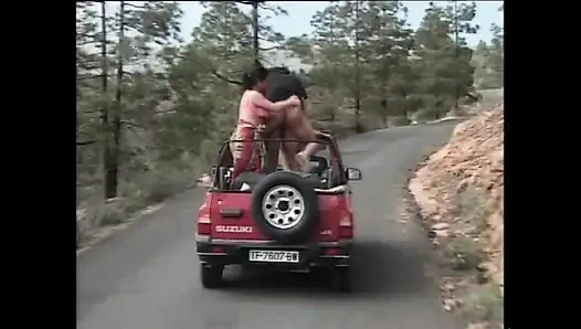 İri göğüslü orta yaşlı seksi kadınlarla cipte grup seks büyük yaraklarla sikiliyor