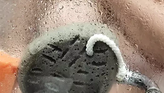 Ateşli evli kadının ateşli duşu sisli camın arkasında parlıyor