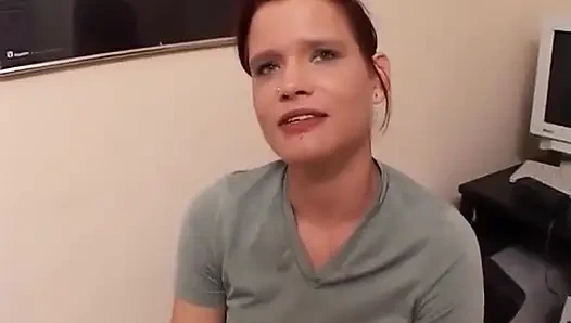 İç çamaşırlı kızıl saçlı balon sürtük