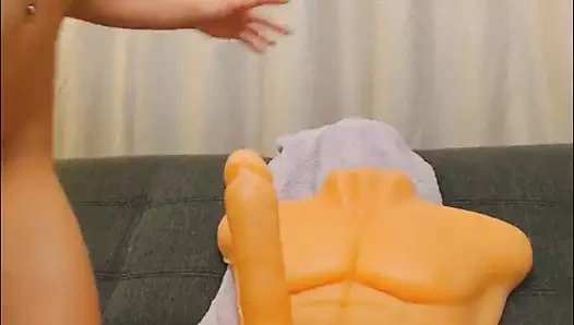 seksi tabaklanmış tenli piliç sürmek bir büyük oyuncak