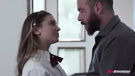 Üniversiteli kız Summer edepsiz sırrını sikiyor. Keyfini