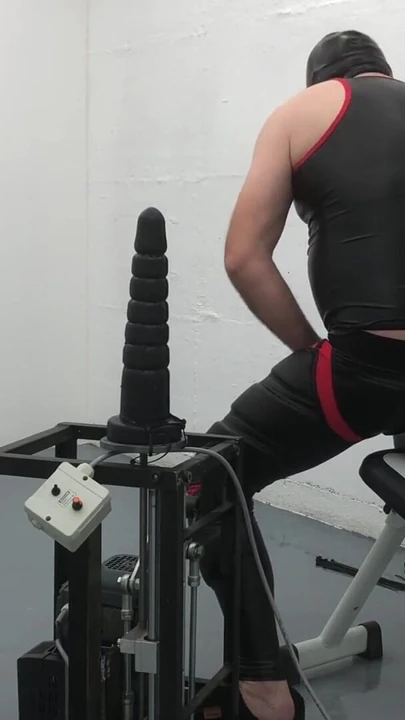Önden görünüm sikiş makinesi Mr Ed dildo büyük tıkaçlı maskulo tayt | Klip 2