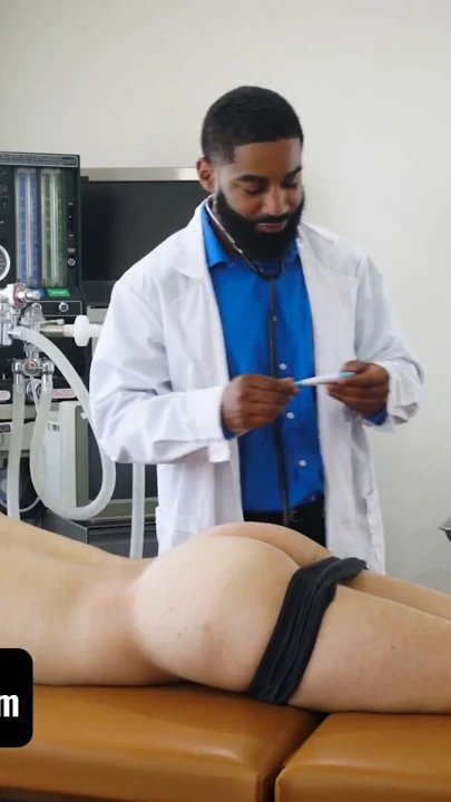 Sapık Doktor Twink Hastaya Plasebo Çözüm Veriyor: Kıçına Protein Atışı | Klip 1