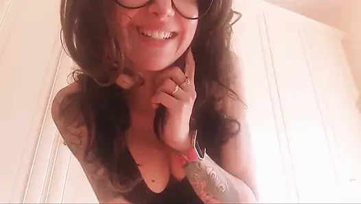 Üvey oğlum, gelinliğimi beğendin mi? Seninle evleneceğim ama sen ne yapıyorsun? Yapılamayacak!