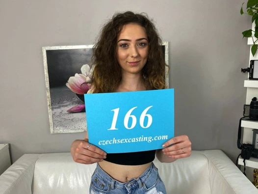 Tatlı kız yeni gelen kedi becerdin alır