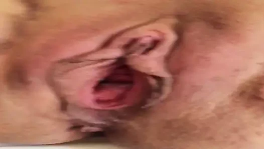 Küçük bir esnemeden sonra şişme yapay penisimi dışarı çıkarıyorum