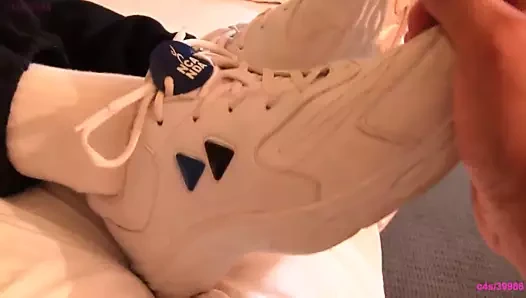 Amigo kız ayakkabılarını ve çoraplı ayaklarını okşamak önizleme