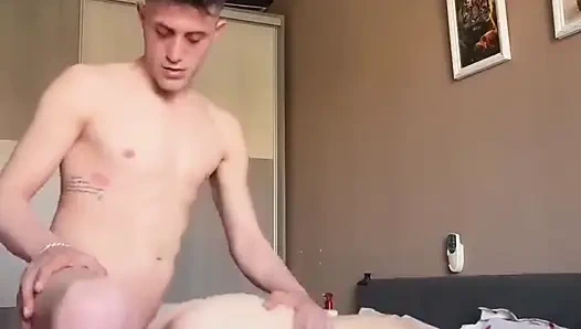 Iria ile canlı üçlü ve Giovannixl'in penisi ile vampirosa ile. İkisini de iyi penislerle patlatıyorum, keyif alıyorum