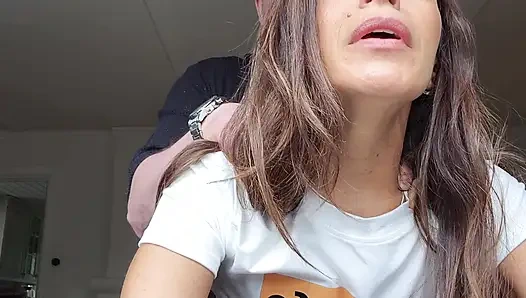 Une MILF incroyable se fait baiser brutalement et reçoit un énorme creampie le voir dégouliner de sa chatte.
