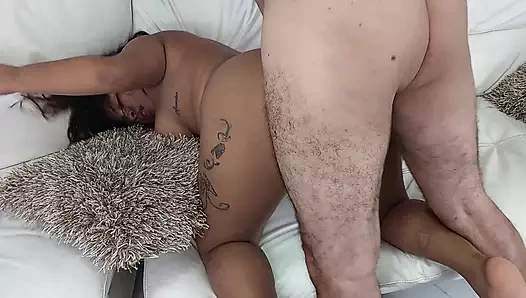 Üvey baba üvey kızıyla film izlerken azıyor. Sonunda sikişiyorlar