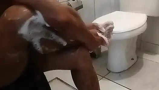 Banyoda çekim yapan meslektaşı