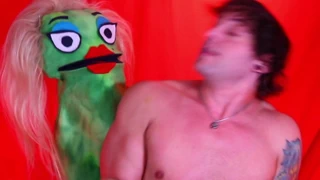 Eddie tehlike domme tarafından işkence görüyor