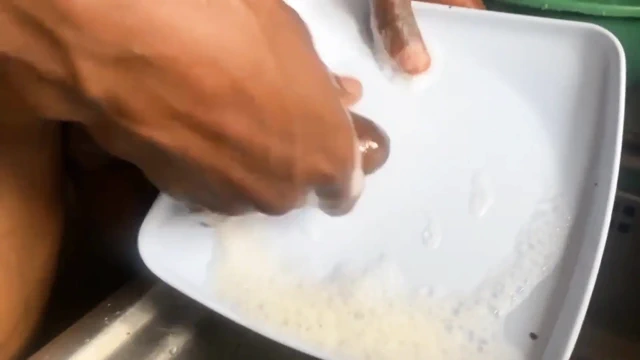 Sevimli tatlı yarağıyla bulaşıkları yıkadı