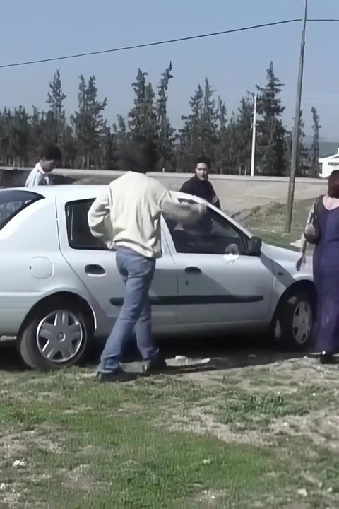 Ayla kocasının iki arkadaşını sikiyor