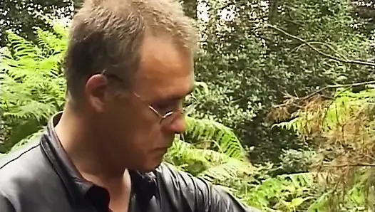 Bağlı olgun orta yaşlı seksi kadın birden fazla adam tarafından mandalı ile azdırıyor