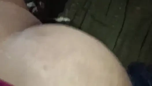 Hintli ateşli kız işinin altında ve domalarak sikişiyor