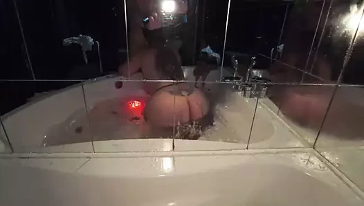 Büyük götlü orta yaşlı seksi kadın üvey oğluyla ateşli bir tatil geçiriyor, sert anal sikiş