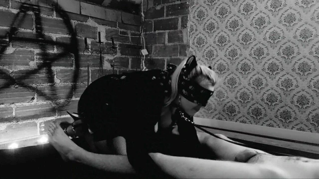 azgın gotik pisi biraz süt al, tükür Cum ve yutmak