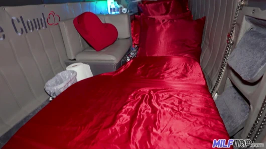 Orta yaşlı seksi kadın özel orta yaşlı seksi kadın hostes zengin müşteriyi sikiyor