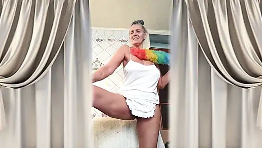 Neşeli ev hanımı Lukerya erotik bir rüyadan uyanıyor ve tüm gece devam ediyor.