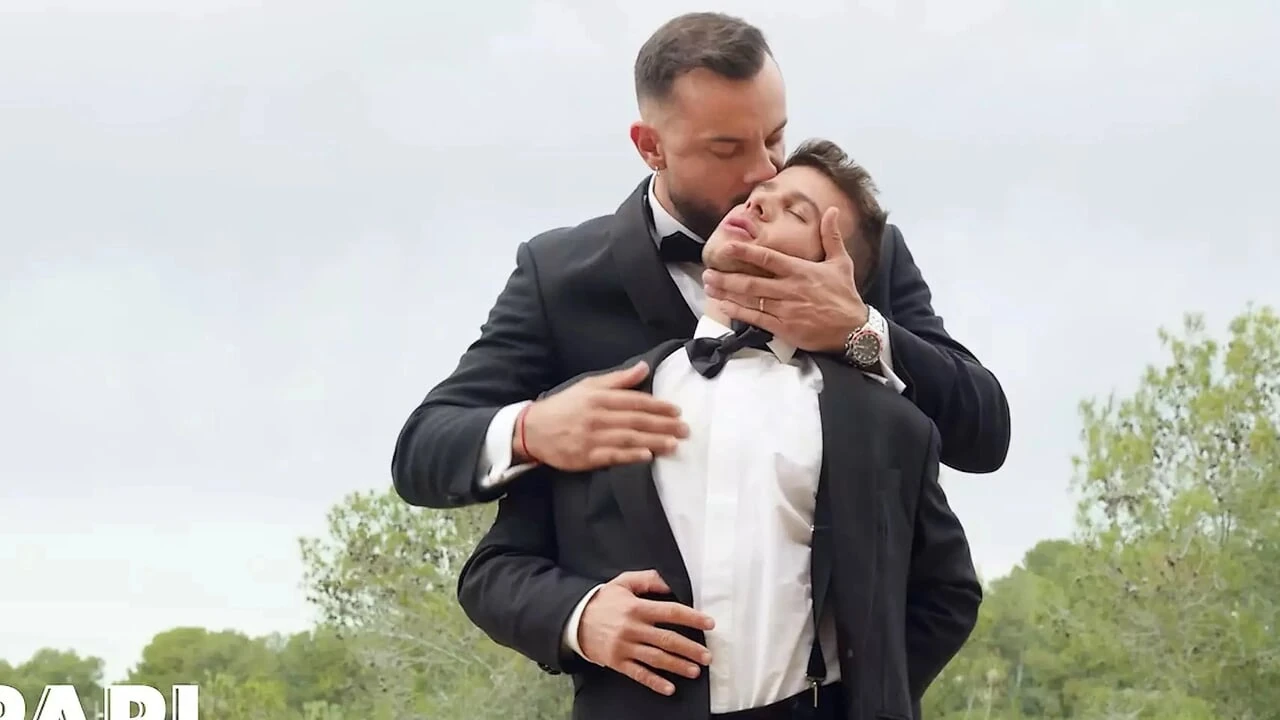 Allen King quỳ xuống để bú con cặc dày cặc dài và dày của Sir Peter trước khi cưỡi nó - papi