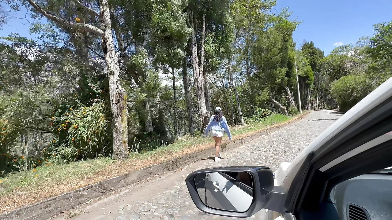 Büyük götlü turist dört ayak üstünde sikiliyor
