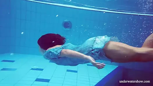 Seksi sıkı genç marusia su altında çıplak yüzüyor